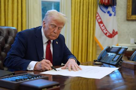 US-Präsident Donald Trump weicht auffallend aus auf Nachfragen dazu, ob er bereits mit Kremlchef Wladimir Putin telefoniert hat. US-Präsident Donald Trump weicht auffallend aus auf Nachfragen dazu, ob er bereits mit Kremlchef Wladimir Putin telefoniert hat.