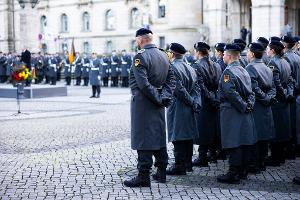 Die Bundeswehr soll gestärkt werden - muss aber mit weniger Soldaten auskommen.