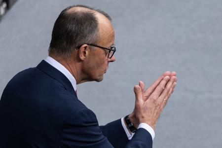 Unionskanzlerkandidat Friedrich Merz (CDU) nennt die Abstimmung eine Sternstunde der Demokratie. 