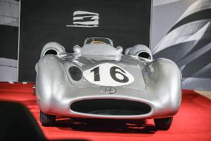 Nicht gerade günstig, aber dennoch bei weitem nicht das teuerste Auto der Welt: Ein seltener "Silberpfeil" aus dem Jahr 1954 ist in Stuttgart für 46,5 Millionen Euro versteigert worden.