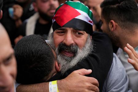 Dutzende palästinensische Häftlinge wurden im Gegenzug für drei aus dem Gazastreifen freigelassene Geiseln aus israelischen Gefängnissen entlassen