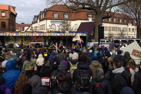 Mehr als 1.000 Menschen demonstrieren laut Polizei gegen die Veranstaltung der JA in der Stadthalle Apolda.