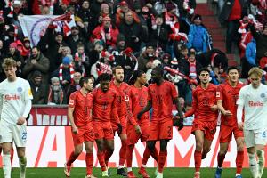 Mit Kane-Rekord: Bayern legt mit Mühe im Titelrennen vor