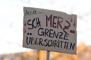 In verschiedenen Städten demonstrieren Menschen gegen eine Zusammenarbeit der Union mit der AfD. 