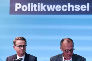 Die CDU will auf ihrem Wahlparteitag am Montag in Berlin ein Sofortprogramm beschließen, in dem sie den Bürgerinnen und Bürgern aus ihrer Sicht wichtige Punkte für den versprochenen Politikwechsel verspricht. Damit wollen die Christdemokraten in der Schlussphase des Wahlkampfs punkten. (Archivfoto)