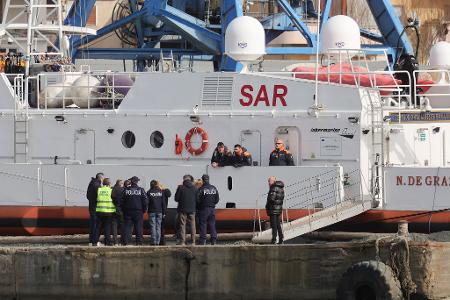 Nach einer neuen Niederlage vor Gericht muss Italiens Rechtsregierung mehr als 40 Mittelmeer-Flüchtlinge aufnehmen. 