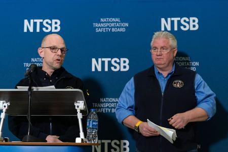 Nach dem Flugzeugunglück in Washington gehen Ermittler der Behörde NTSB widersprüchlichen Angaben zur Flughöhe der beteiligten Maschinen nach. Nach dem Flugzeugunglück in Washington gehen Ermittler der Behörde NTSB widersprüchlichen Angaben zur Flughöhe der beteiligten Maschinen nach.