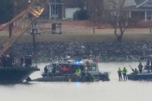 In Washington laufen die Bergungsarbeiten nach dem Flugzeugabsturz. 