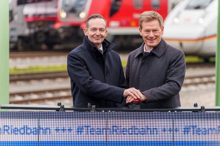 Bahnchef Richard Lutz (rechts) und Verkehrsminister Volker Wissing (parteilos) hatten sich gemeinsam auf das Sanierungsvorgehen verständigt. (Archivbild)