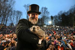 Punxsutawney Phil, das wettervorhersagende Murmeltier, hat sechs weitere Wochen Winterwetter vorausgesagt. 