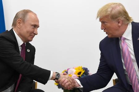 Bereits wenige Stunden nach seiner Amtseinführung hatte Donald Trump (r) angekündigt, er wolle möglichst schnell mit Wladimir Putin (l) reden. (Archivbild)