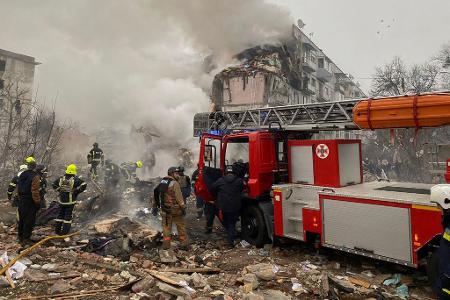 In der Stadt Poltawa in der Zentralukraine sind viele Menschen beim Einschlag einer russischen Rakete in einem Wohnhaus getötet worden.