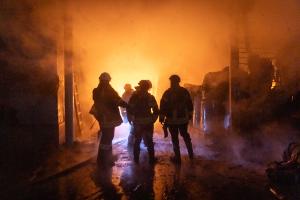Auch in Charkiw gab es russische Angriffe. Feuerwehrleute löschen einen Brand in einer Fabrik.
