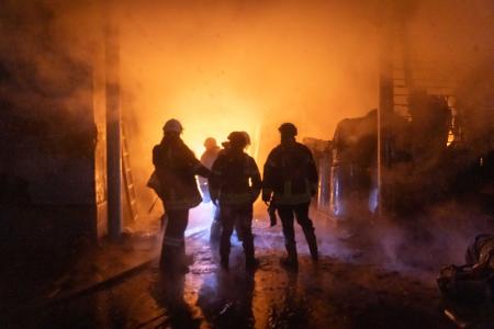Auch in Charkiw gab es russische Angriffe. Feuerwehrleute löschen einen Brand in einer Fabrik.