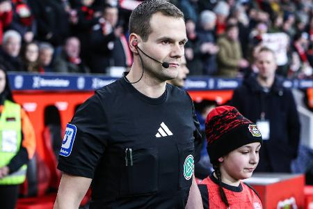 Erste Durchsage: Schiedsrichter Braun schreibt Geschichte Erste Durchsage: Schiedsrichter Braun schreibt Geschichte