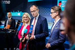 Die CDU will mit einem "Sofortprogramm" nach einer Regierungsübernahme die Wirtschaft ankurbeln und für mehr Sicherheit sorgen. Überschattet das AfD-Thema den Wahlparteitag in Berlin?