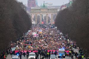 Zahlreiche Menschen demonstrieren in Berlin für die "Brandmauer", also eine Abgrenzung der Union zur AfD.