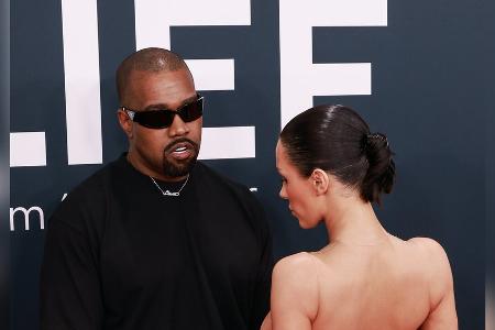 Kanye West und seine Frau sorgen für Nackt-Skandal bei den Grammys Kanye West und seine Frau sorgen für Nackt-Skandal bei den Grammys