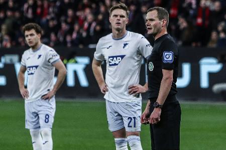 Nach Bundesliga-Premiere: Schiri-Durchsagen auch im Pokal Nach Bundesliga-Premiere: Schiri-Durchsagen auch im Pokal