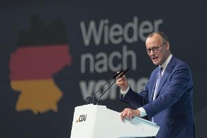 Unionskanzlerkandidat Friedrich Merz kämpft mit dem Verdacht, es könne nach der Wahl eine schwarz-blaue Zusammenarbeit geben. Am Rande des Parteitags gibt es Proteste. Drinnen gibt Merz ein klares Versprechen.