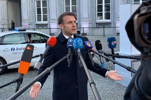 Frankreichs Präsident Macron wirbt für Entschlossenheit und Zusammenhalt aufseiten der EU.