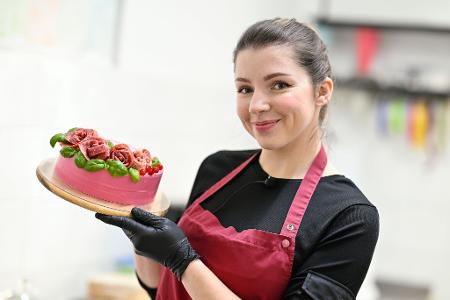 Anna Burkhardt aus Mannheim stellt Wursttorten her - auf Wunsch auch mit Salamirosen und Basilikumblättern.