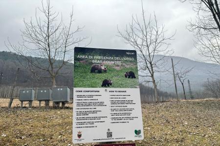 Schilder warnen im Trentino vor Bären. (Archivfoto)