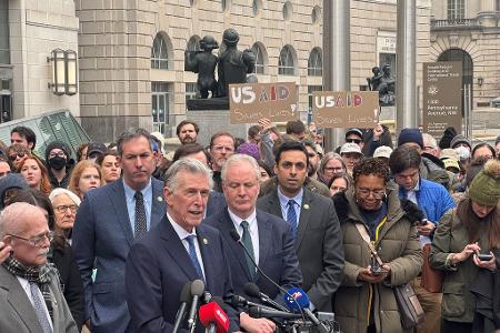 Diese demokratischen Kongressmitglieder durften nach eigener Aussage das USAID-Gebäude am Montag nicht betreten. Diese demokratischen Kongressmitglieder durften nach eigener Aussage das USAID-Gebäude am Montag nicht betreten.