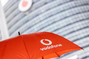 Mal wieder Regenwetter an der Vodafone-Deutschlandzentrale - und auch geschäftlich hat es sich eingetrübt für den Telekommunikationsanbieter.