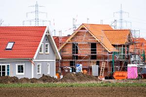 Verbraucher fragen wieder deutlich mehr Immobilienkredite nach. (Archivbild)