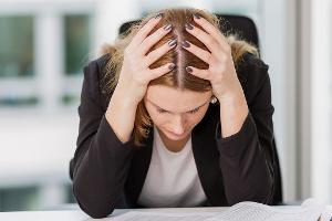 Wenn nichts mehr geht: Ein Burnout kann sich durch unterschiedliche Beschwerden bemerkbar machen. 