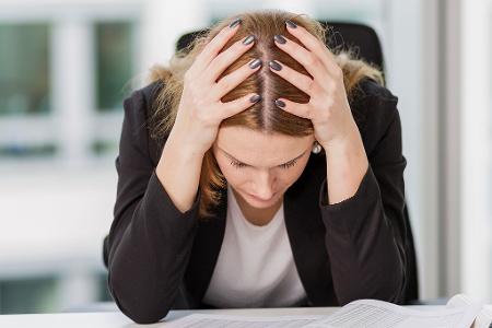 Wenn nichts mehr geht: Ein Burnout kann sich durch unterschiedliche Beschwerden bemerkbar machen. 