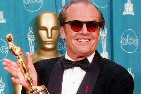 Jack Nicholson mit einem Oscar in der Hand