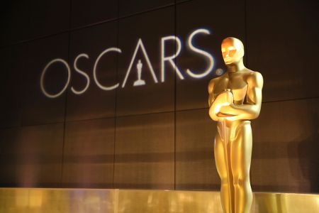 Oscarstatue in groß vor dem Schild draußen Oscarstatue in groß vor dem Schild draußen