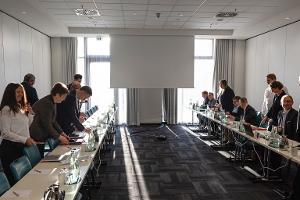 Die Eisenbahn- und Verkehrsgewerkschaft (EVG) und die Deutsche Bahn treffen sich zur zweiten Verhandlungsrunde in Berlin.