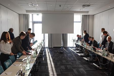 Die Eisenbahn- und Verkehrsgewerkschaft (EVG) und die Deutsche Bahn treffen sich zur zweiten Verhandlungsrunde in Berlin. Die Eisenbahn- und Verkehrsgewerkschaft (EVG) und die Deutsche Bahn treffen sich zur zweiten Verhandlungsrunde in Berlin.