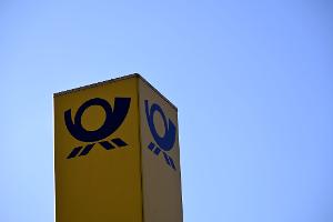 Das Posthorn-Logo ist am Kölner Briefzentrum zu sehen.