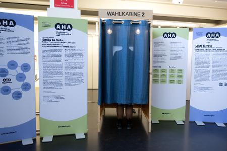 Bei der anstehenden Bundestagswahl muss aber jeder sein Kreuz noch selbst machen.