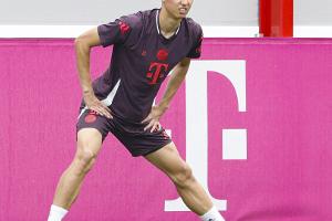 Nach Mittelfußbruch: Ito wieder im Bayern-Training