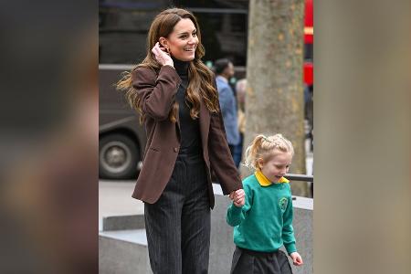 Prinzessin Kate erobert mit jungem Mädchen London per Bus Prinzessin Kate erobert mit jungem Mädchen London per Bus