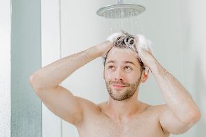 Schuppenshampoos können dabei helfen, die Kopfhaut wieder in Balance zu bringen. Hilft das nicht, können Ärztinnen und Ärzte auch Mittel verschreiben. 