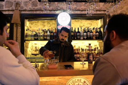 Der Gastronom Dogus Genc betreibt inmitten der zerstörten Altstadt eine kleine Tanzbar.