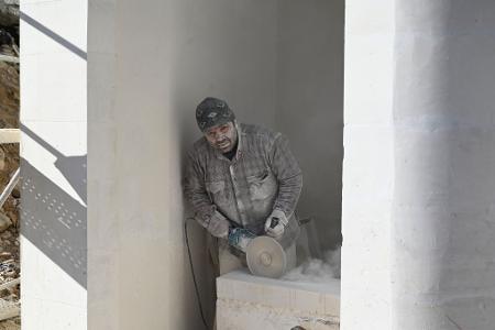 Ein Mann arbeitet auf einer Baustelle in Antakya. 