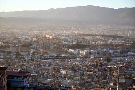 Blick auf die Stadt Antakya, zwei Jahre nach den verheerenden Erdbeben, die die Stadt in weiten Teilen zerstört haben.