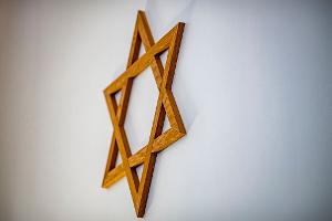 Eine Anfrage der Linken-Abgeordneten Petra Pau im Bundestag zeigt, dass die Zahlen antisemitischer Straftaten auch 2024 auf einem hohen Niveau bleiben. 
