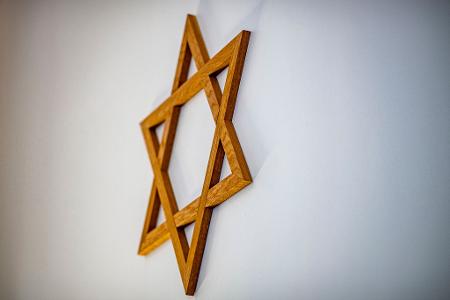 Eine Anfrage der Linken-Abgeordneten Petra Pau im Bundestag zeigt, dass die Zahlen antisemitischer Straftaten auch 2024 auf einem hohen Niveau bleiben. Eine Anfrage der Linken-Abgeordneten Petra Pau im Bundestag zeigt, dass die Zahlen antisemitischer Straftaten auch 2024 auf einem hohen Niveau bleiben.