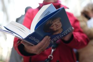 Merkel signiert ihr Buch "Freiheit" - Ansturm vor Buchladen