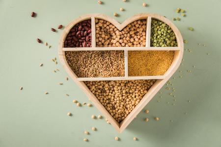 Kidneybohnen, Linsen, Kichererbsen: Hülsenfrüchte sind gute pflanzliche Eiweißlieferanten. 