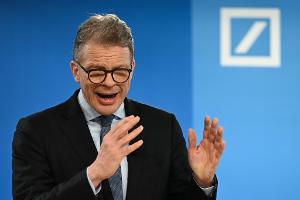 Deutsche-Bank-Chef Christian Sewing fordert mit den Vorstandschefs von Siemens und Mercedes-Benz eine Wende in der Wirtschaftspolitik (Archivbild)