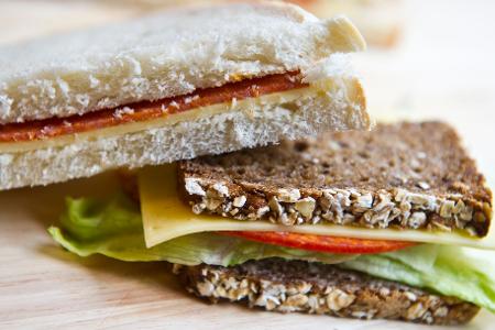 Vielfalt bei belegtem Brot: zwischen Vollkornbrot mit Käse und Salat und Toast mit Wurst und Käse. (Symbolbild)